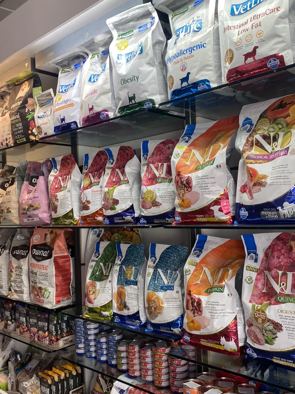 Nuestra tienda por dentro: alimentación y productos / alimentació i productes / pet food and products