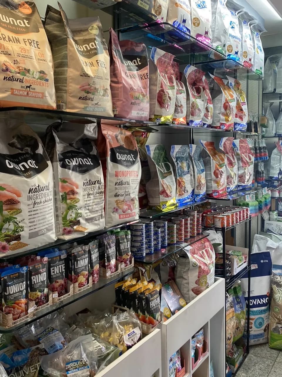 Nuestra tienda por dentro: alimentación y productos / alimentació i productes / pet food and products